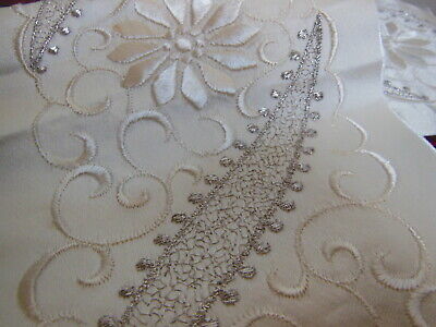 Broderie grosse fleur satine fil argenté lumineuse 60 cm sur 12,5 cm T1-23