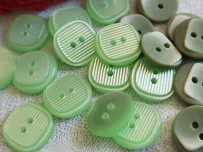 Lot  22 boutons vintage 2 séries petits Ton vert  1,3 et 1,4 cm ref 2669