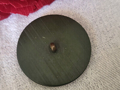 Gros bouton ancien vert travaillé pied laiton diamètre 3,1 cm G9