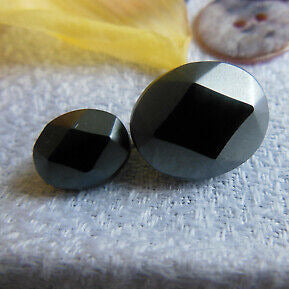 Duo boutons anciens en verre noir gris facette 0,9 / 1,1 et 1,6 /1,3  G13A