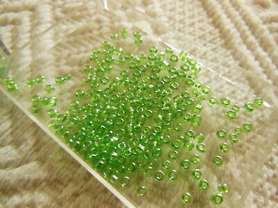 Lot environ 21 grammes de perles de rocaille vert lumineuses   n°74