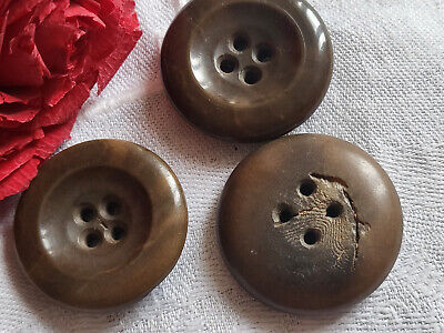 Trio gros boutons anciens en corozo marron diamètre 3,1 cm ref 1508