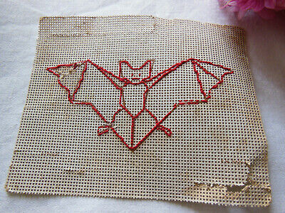 Broderie ancienne rouge sur papier épais pour document chauve souris T15-53