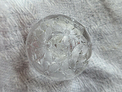 Gros bouton ancien en verre transparent motif fleur diamètre 2,6 cm D16N