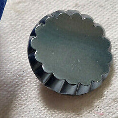 Bouton ancien  verre gris  pourtour dentellé vintage  diamètre: 1,7 cm G8A