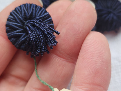 lot 6 boutons anciens en passementerie bleu pendant 2,1 cm ref 7029