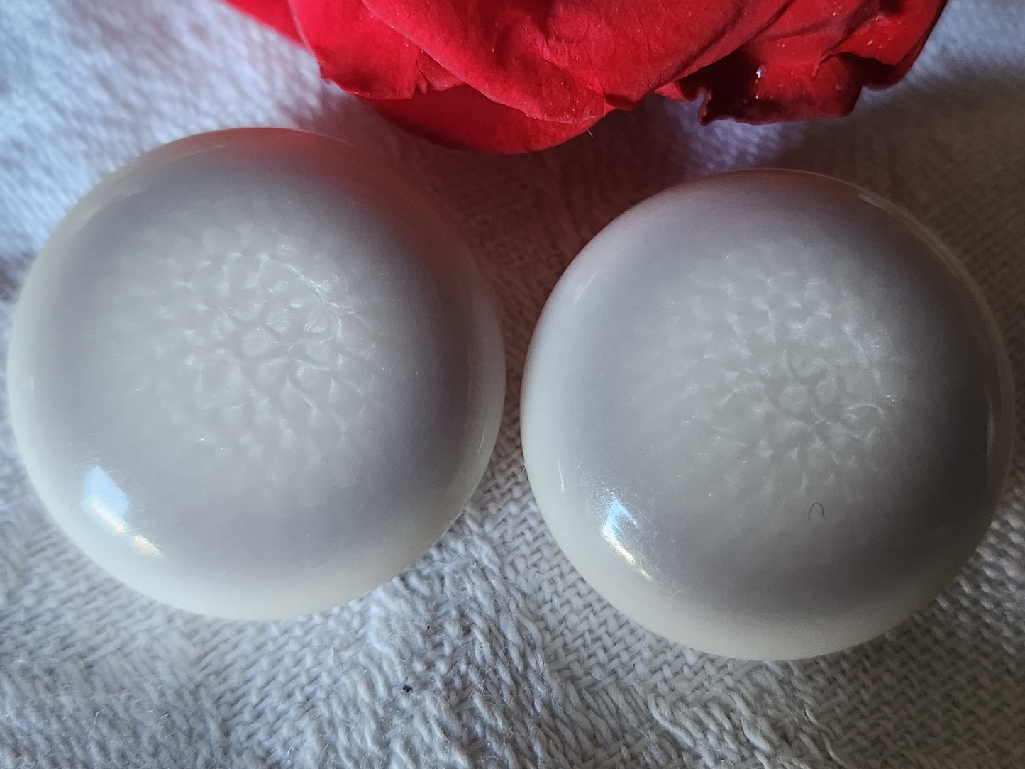 Duo gros et lourds boutons vintage gris camaïeu pied métal 2,5 cm ref 3575
