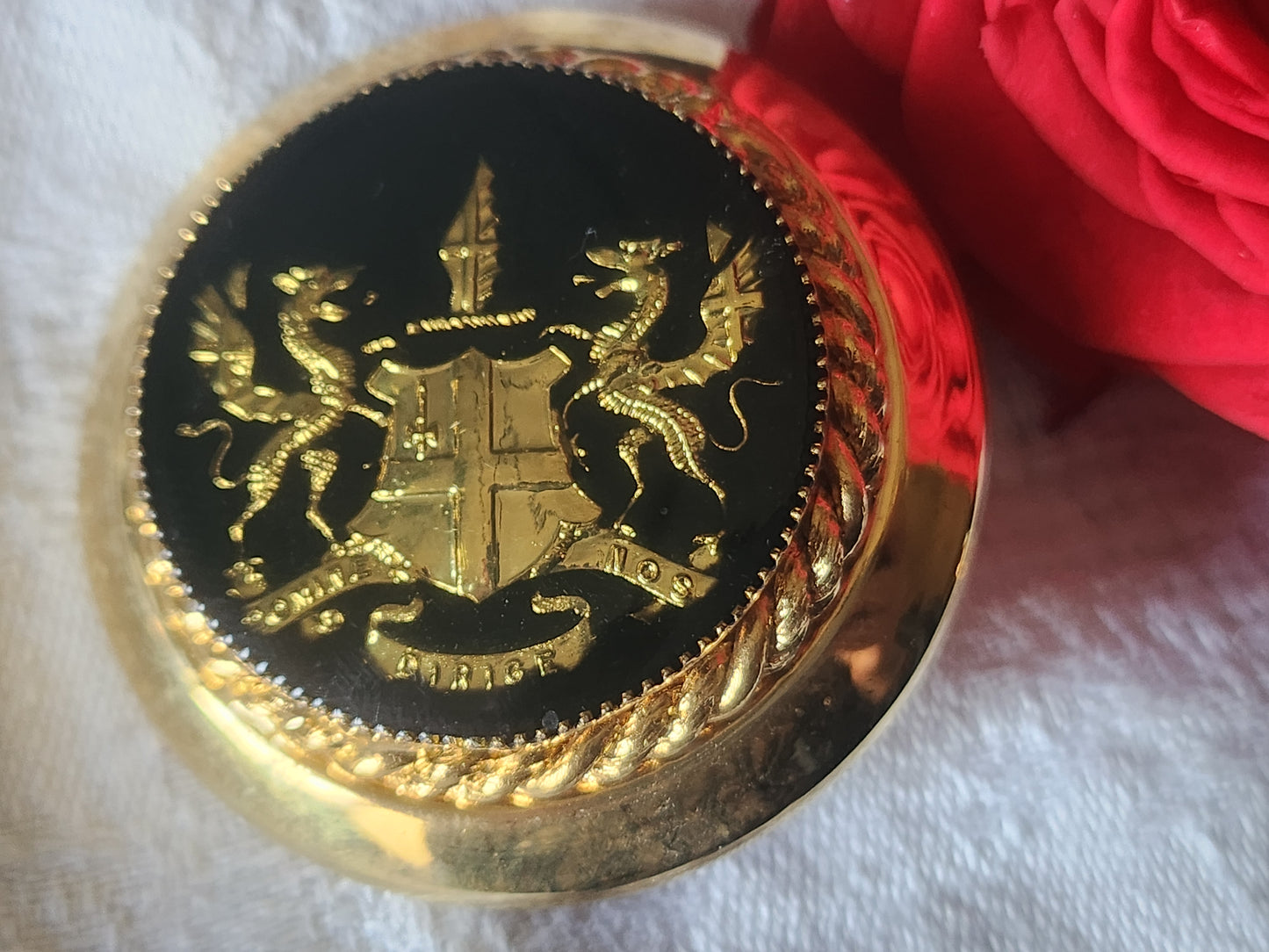 Enorme bouton vintage métal attache pince noir doré 4,4 cm ref 3580