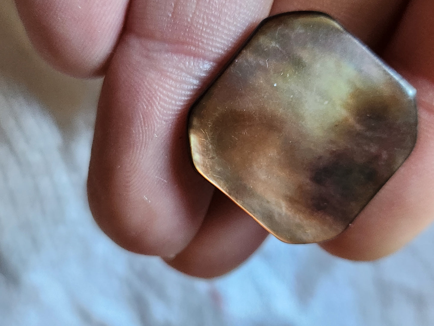 Bouton en nacre vintage teinte  marron carré pied  2,4 cm D19L