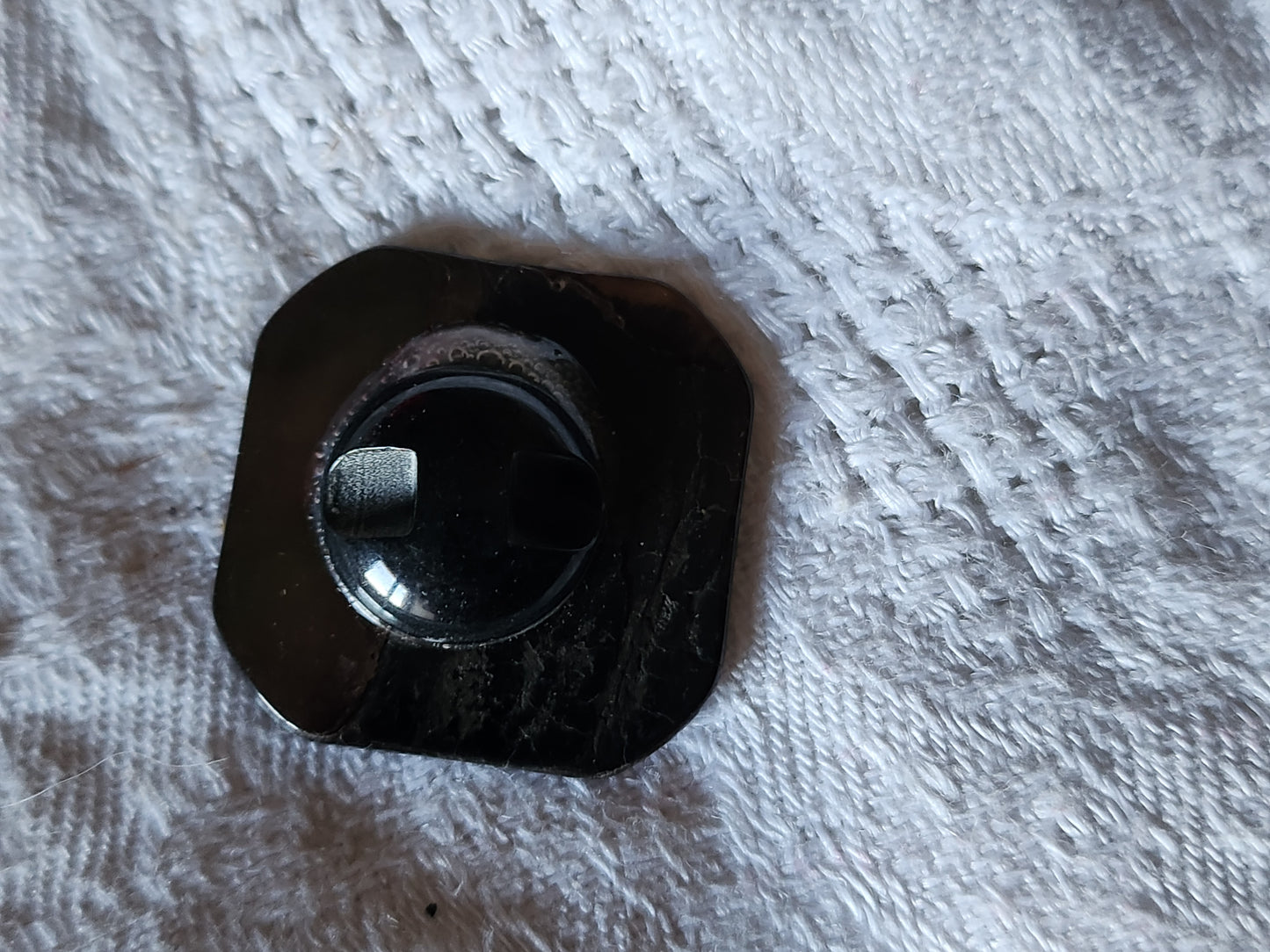 Bouton en nacre vintage teinte  marron carré pied  2,4 cm D19L