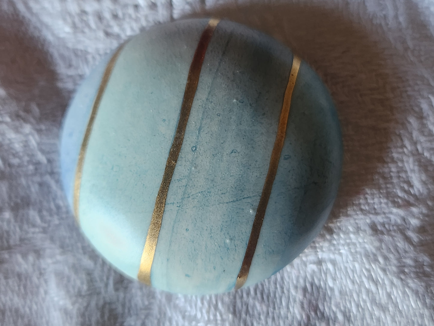 Enorme bouton vintage céramique parurier 3,2 cm pied bleu D19N