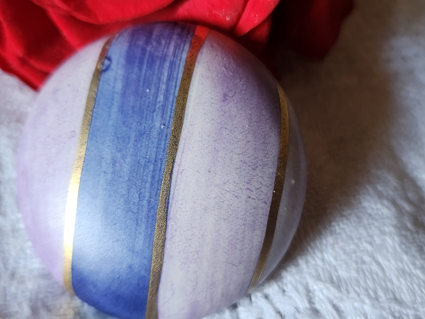 Enorme bouton vintage céramique parurier 3,2 cm pied violet D19N