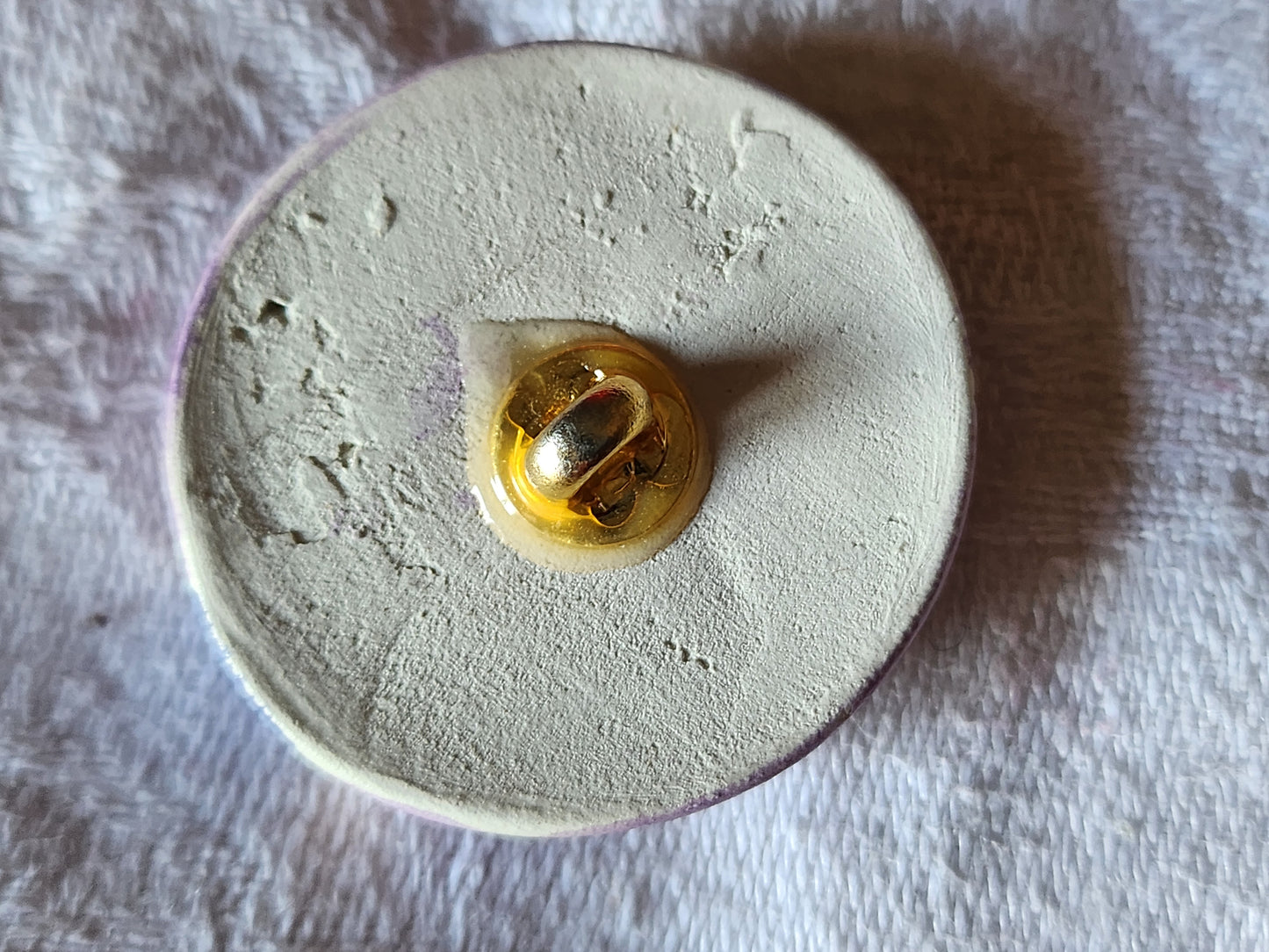 Enorme bouton vintage céramique parurier 3,2 cm pied violet D19N