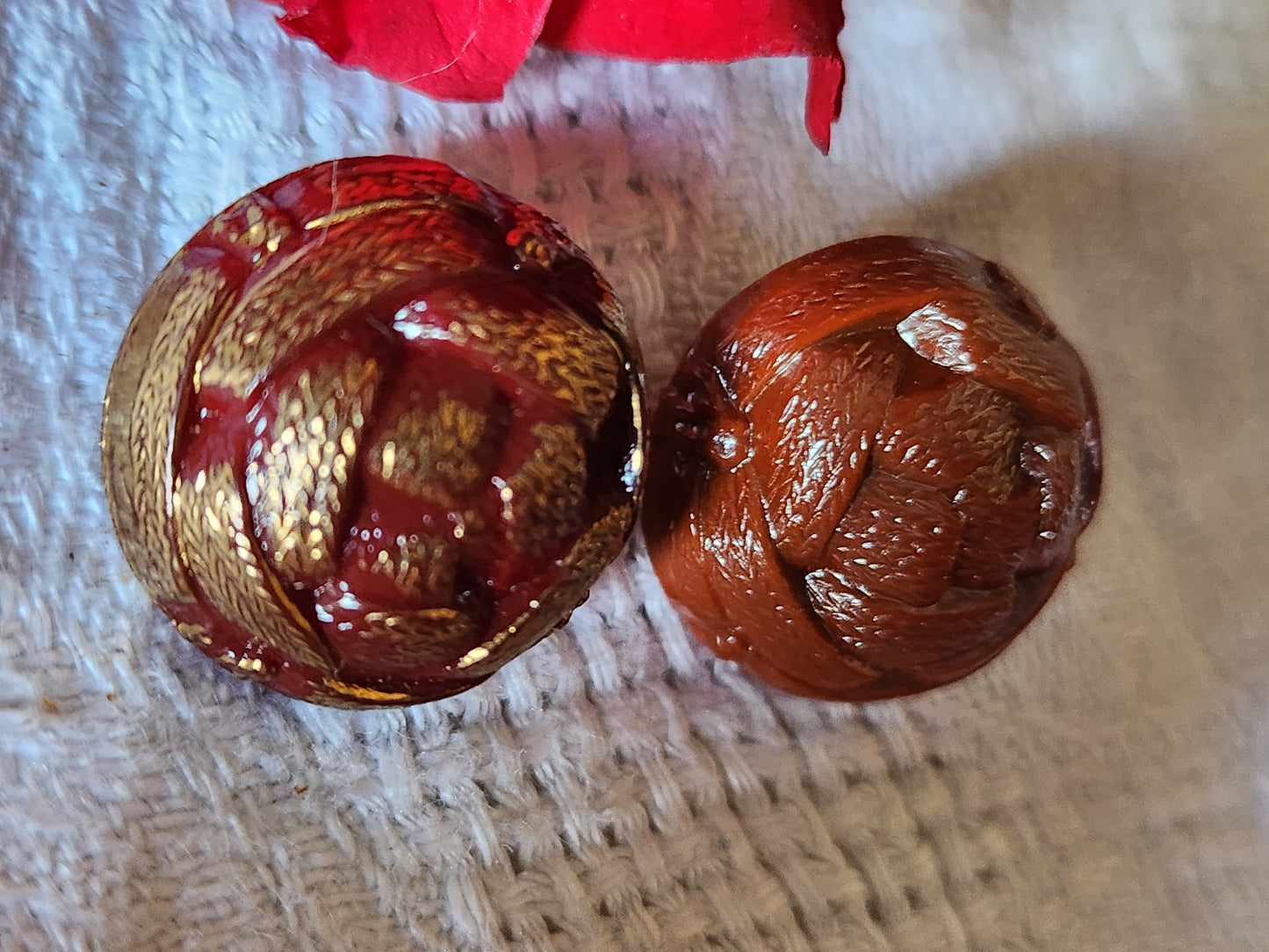 Duo boutons anciens en verre marron travaillé diamètre 1,7 cm D19D