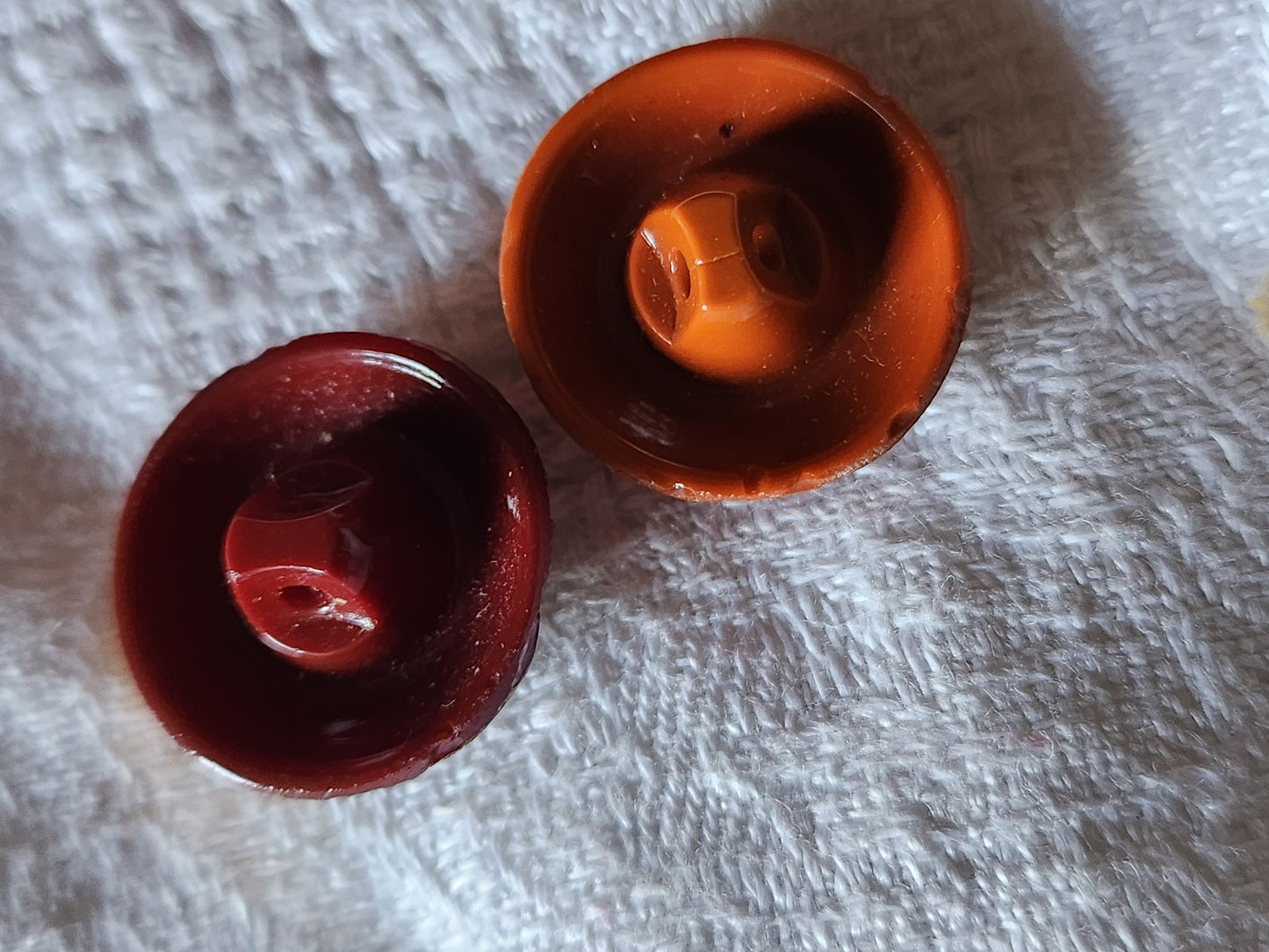 Duo boutons anciens en verre marron travaillé diamètre 1,7 cm D19D