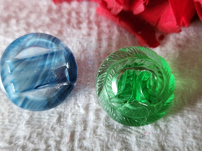 Duo boutons anciens en verre bleu et vert 1,7 cm D4J