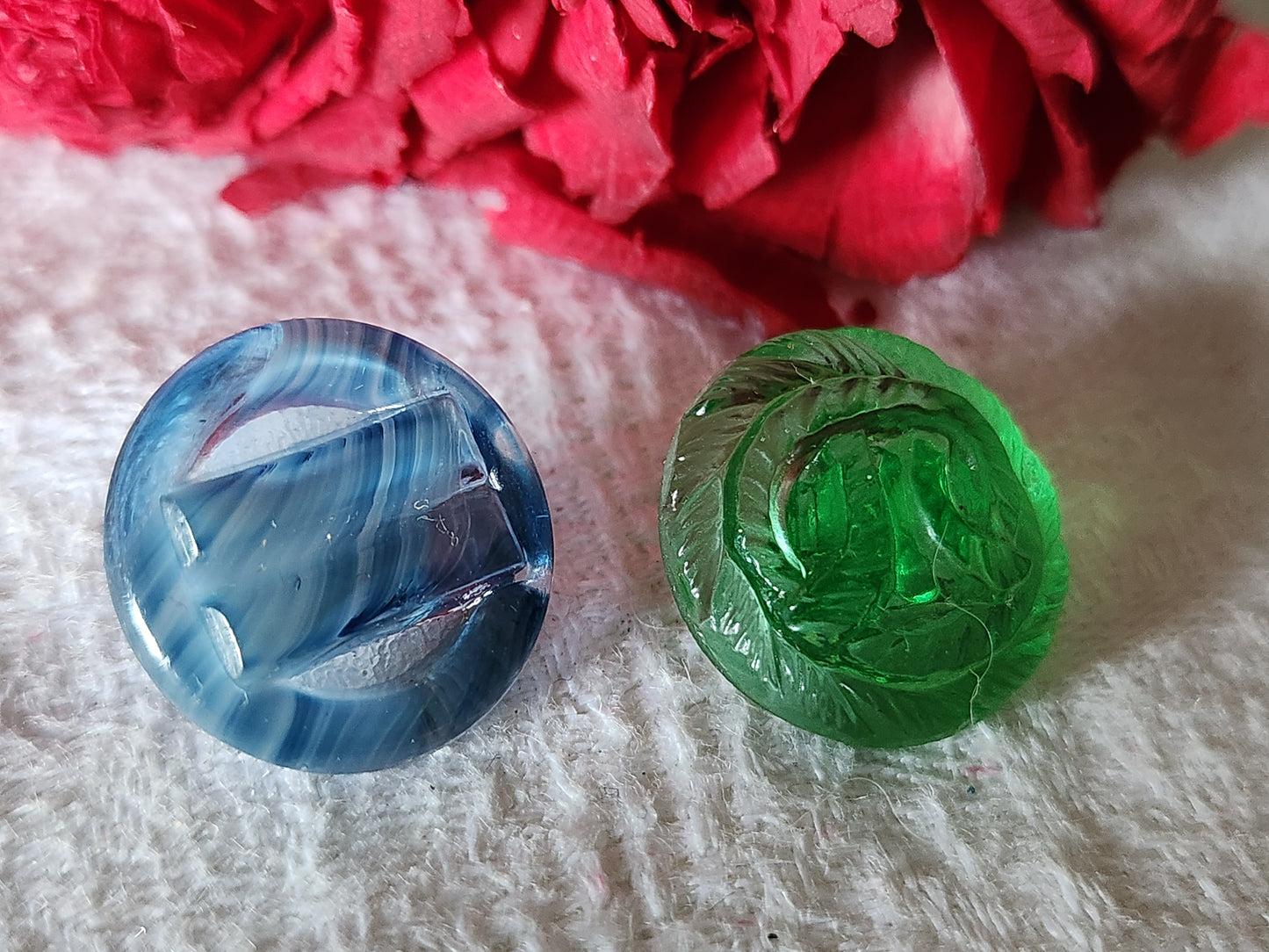 Duo boutons anciens en verre bleu et vert 1,7 cm D4J