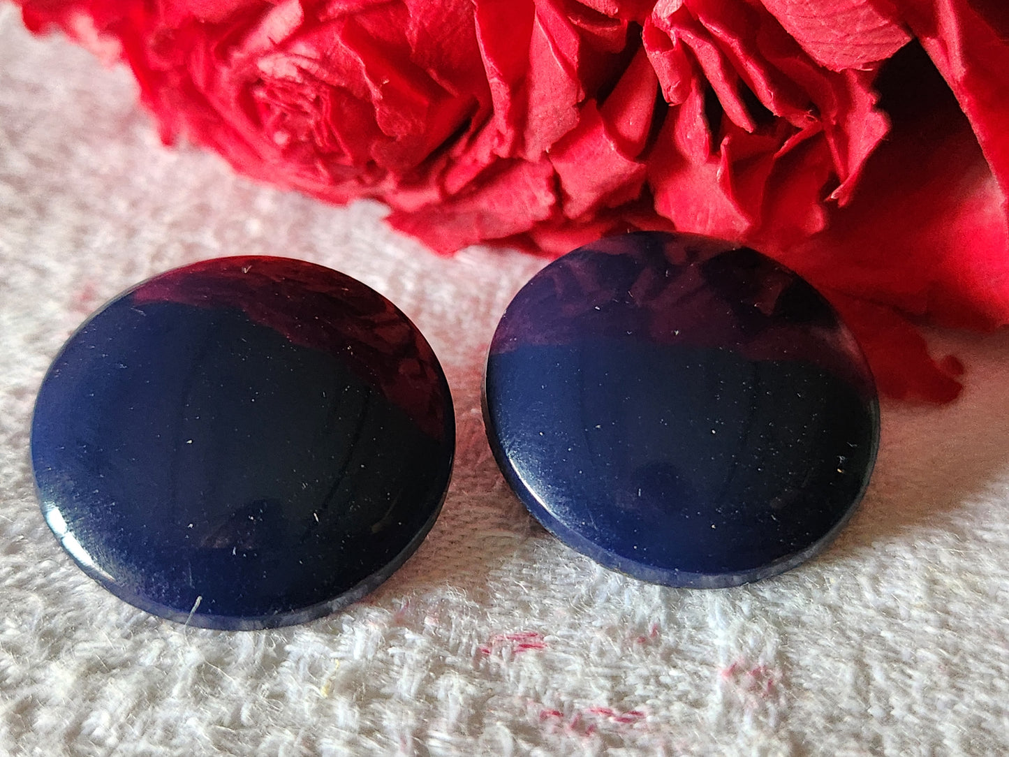 Duo boutons anciens en verre bleu foncé lisse pied 2,3 cm D4K