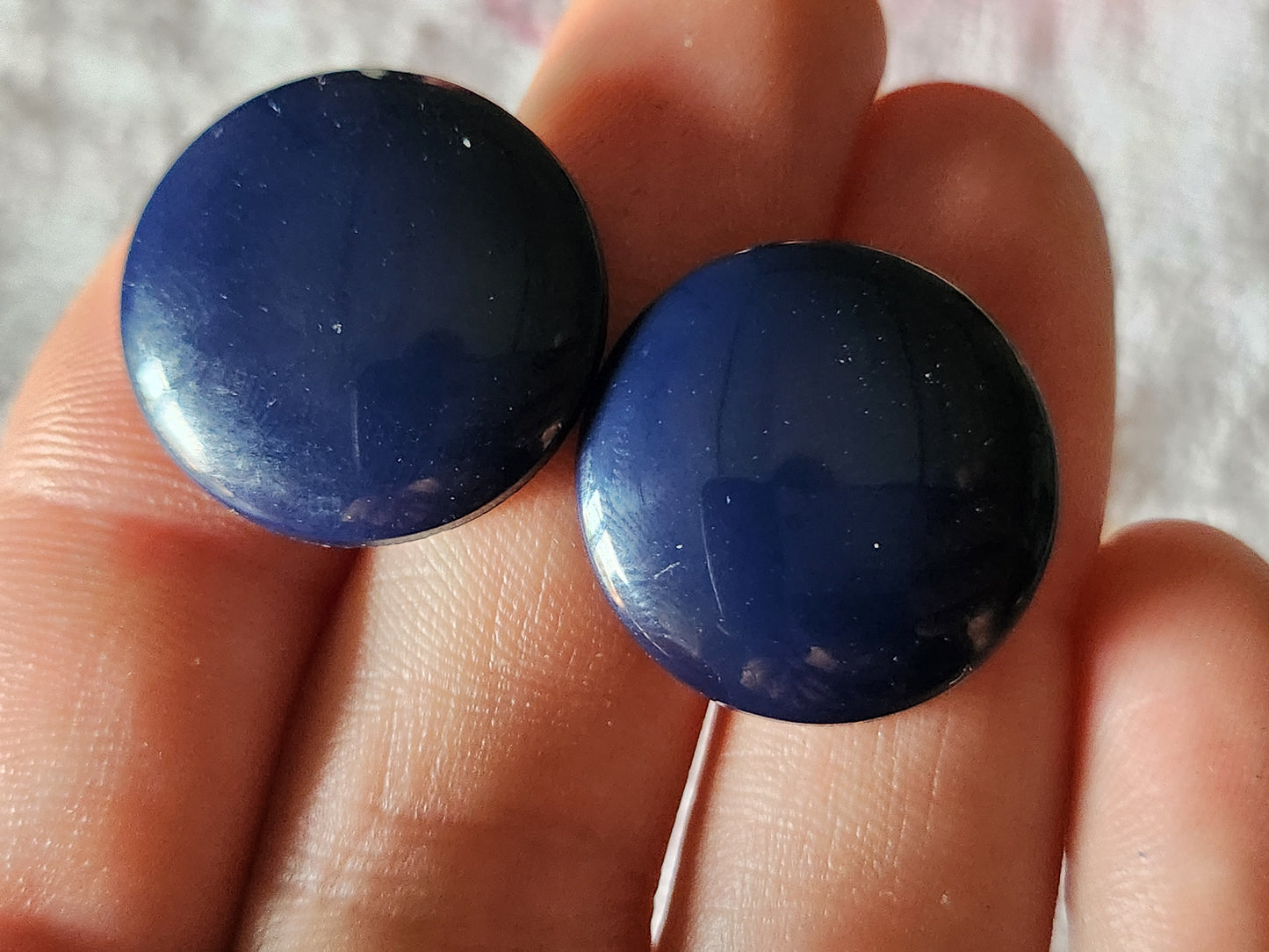 Duo boutons anciens en verre bleu foncé lisse pied 2,3 cm D4K