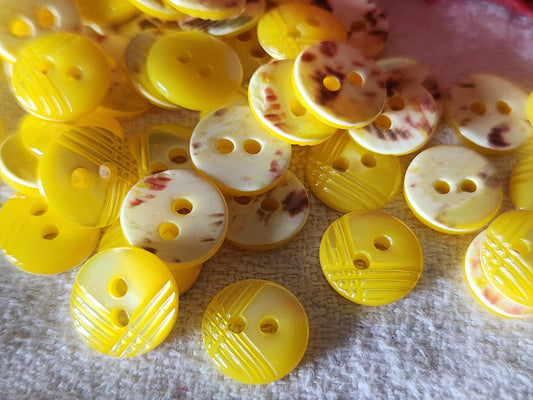 Rare lot de 10 boutons anciens en nacre jaune ciselé 1,1 cm ref 7043