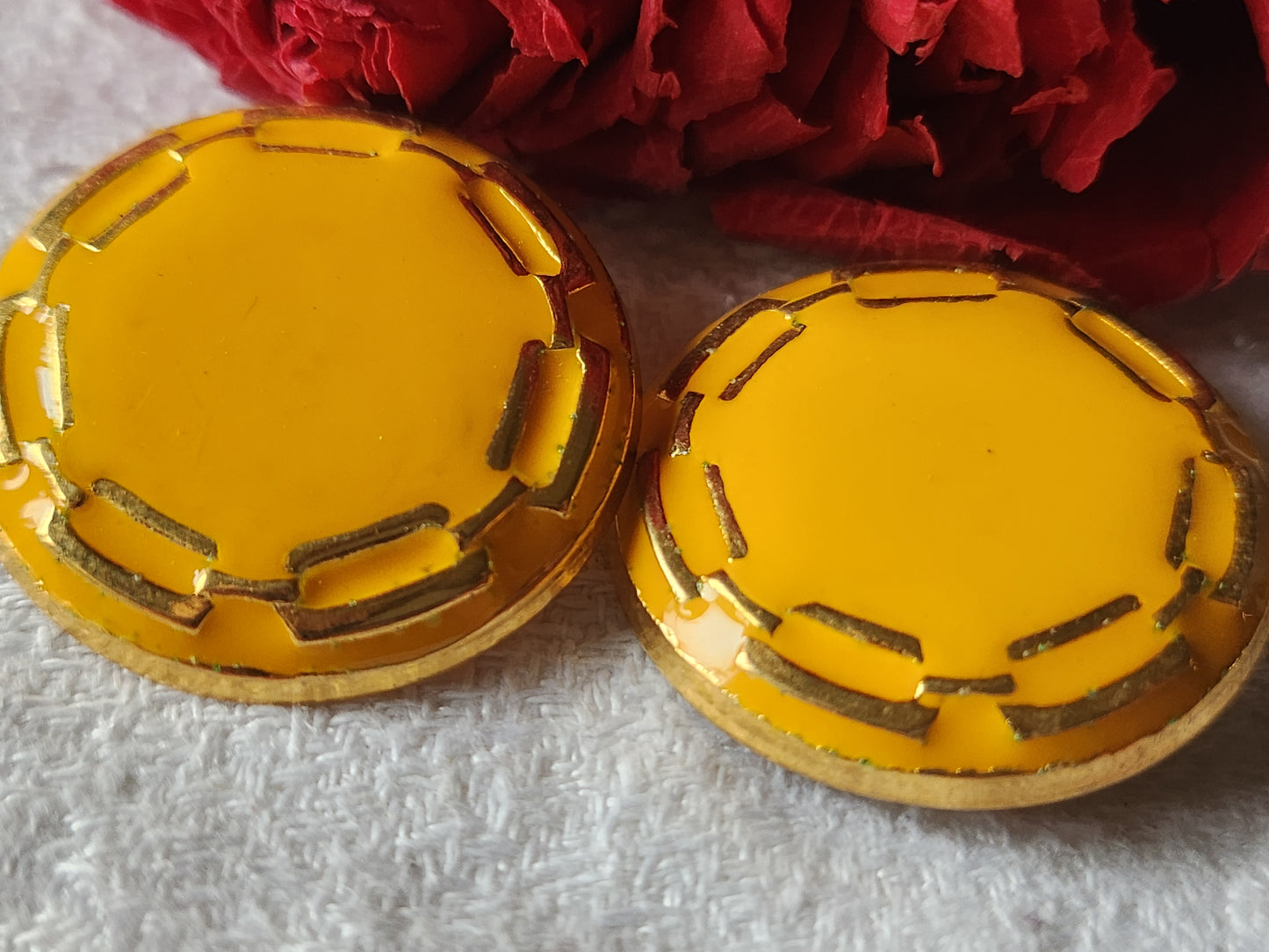 Duo gros boutons vintage en métal jaune trés leger 2,9 cm ref 7046