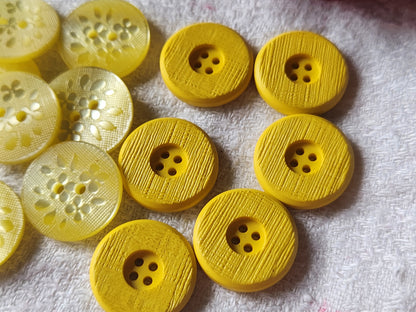 Lot 15 boutons vintage jaune à trous 2 series 1,7 et 1,8 cm ref 7066