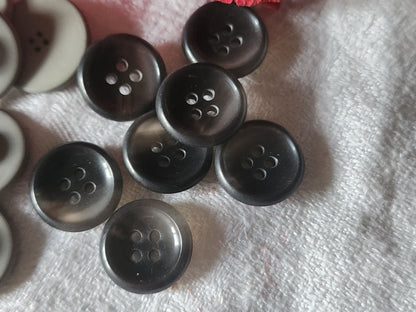 Lot 16 boutons vintage 2 séries tons gris  1,5 et 1,,8 cm ref 7013