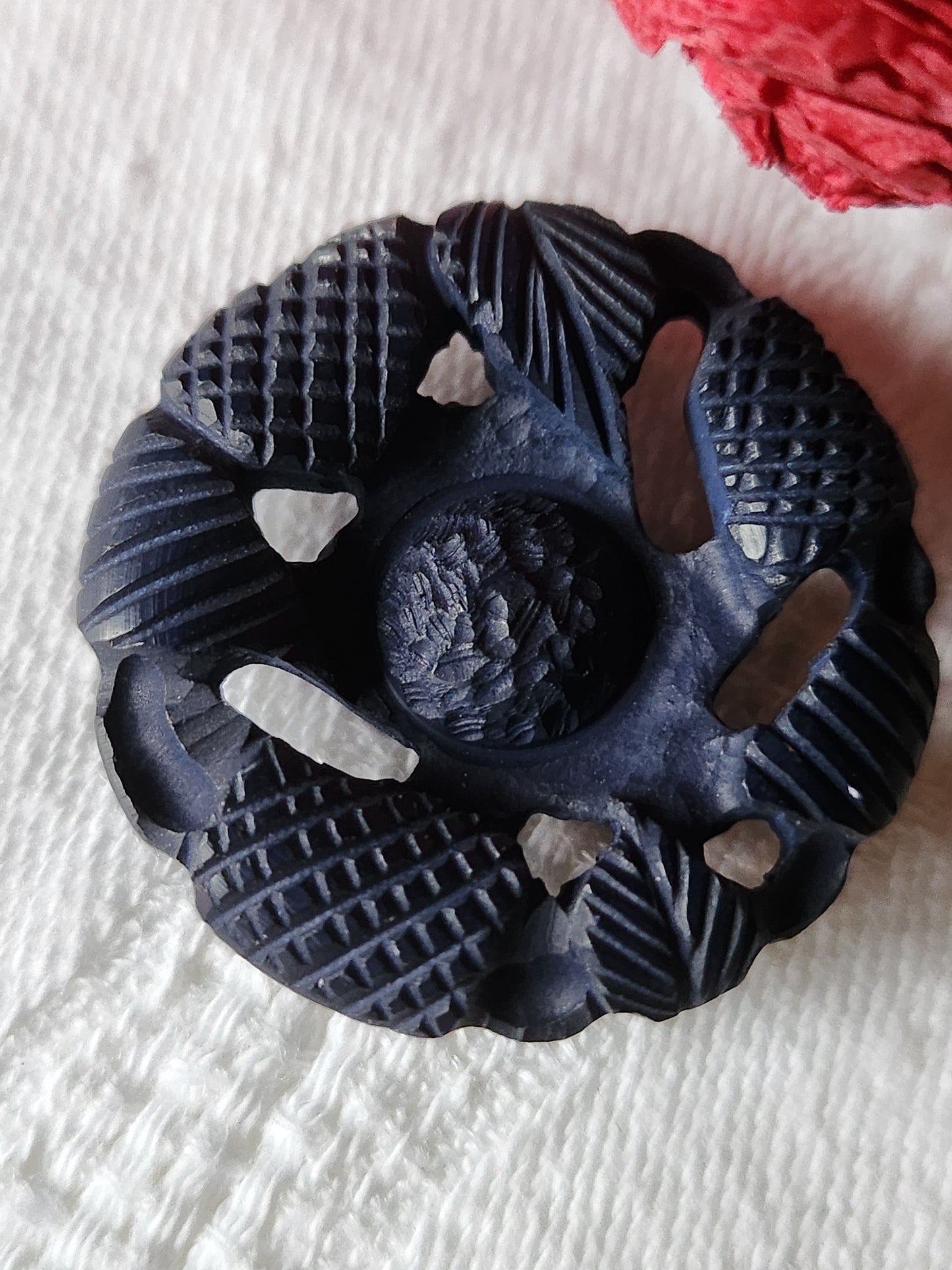 Gros bouton ancien bleu foncé mat marguerite ajouré 2,9 cm pied collection ref 7071