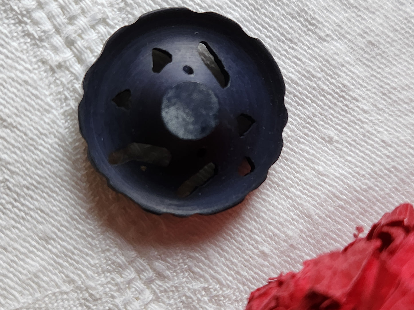Gros bouton ancien bleu foncé mat marguerite ajouré 2,9 cm pied collection ref 7071