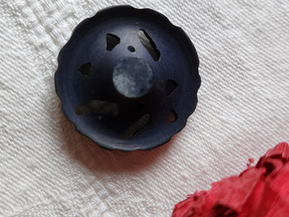Gros bouton ancien bleu foncé mat marguerite ajouré 2,9 cm pied collection ref 7071