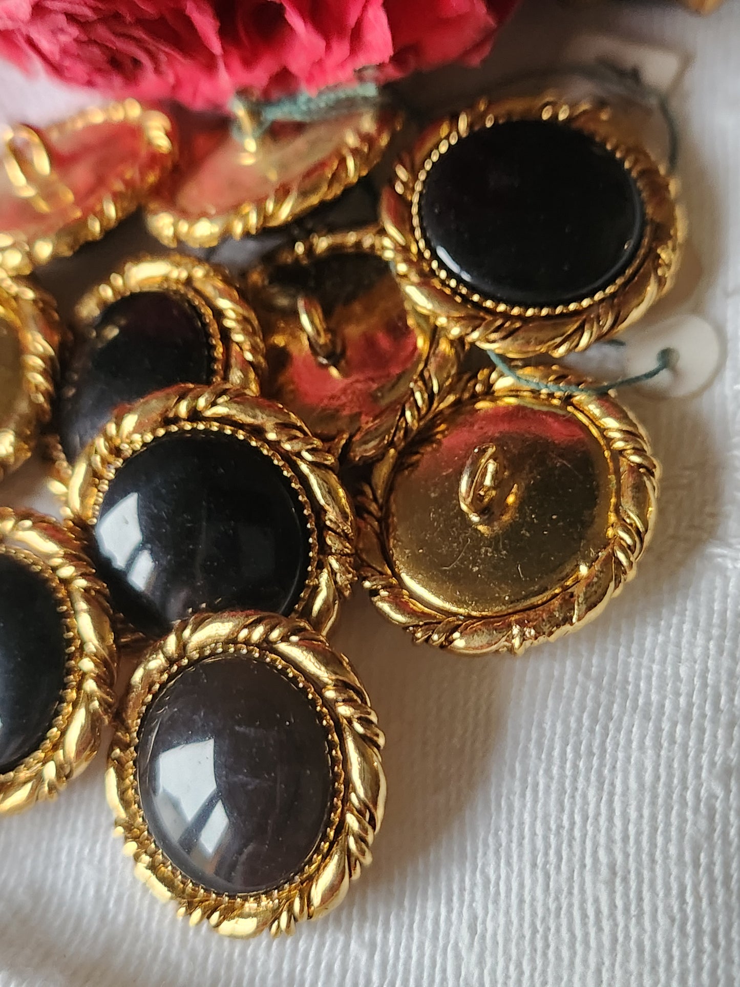 Lot 6 jolis boutons vintage en Métal noir doré pied bombé 2 cm ref 7072