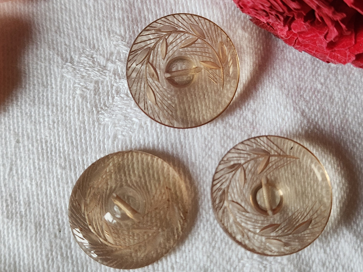 Trio boutons vintage lucite ciselé transparent pied 2 cm D4O