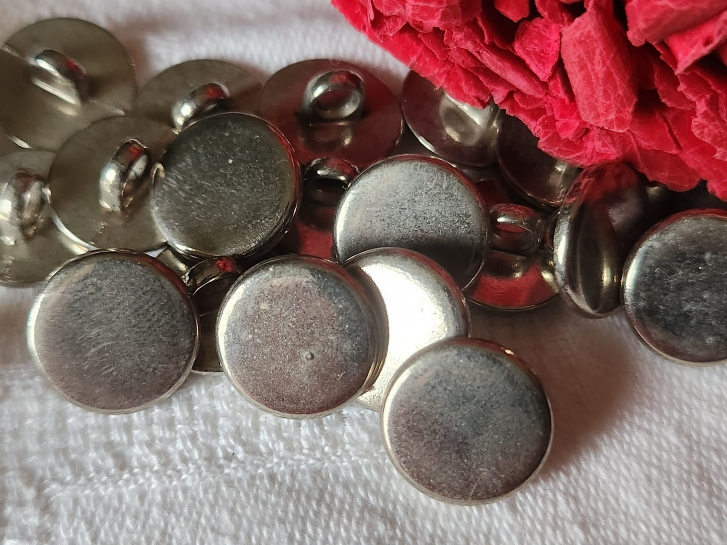 Lot 20 boutons en metal argenté lisse pied 1,3 cm ref 7077