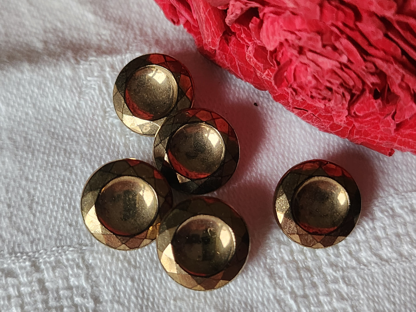 Lot 5 boutons anciens en verre doré foncé pied 1,3 cm ref 7079