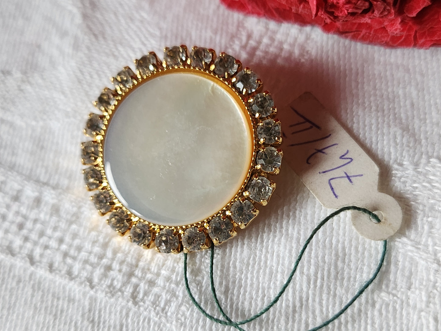 Gros bouton vintage coeur en nacre couronne de strass métal doré 2,7 cm D4L
