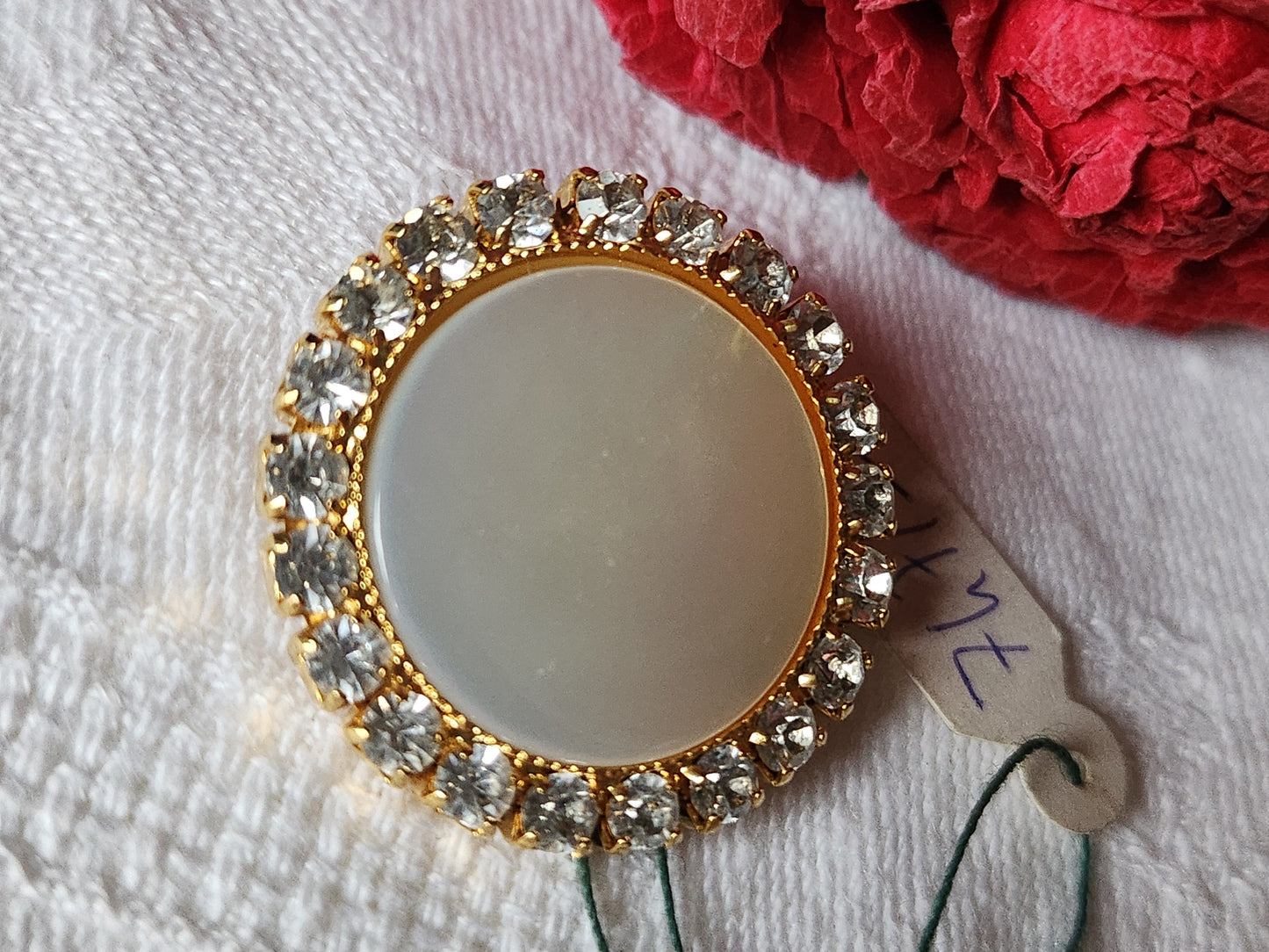 Gros bouton vintage coeur en nacre couronne de strass métal doré 2,7 cm D4L