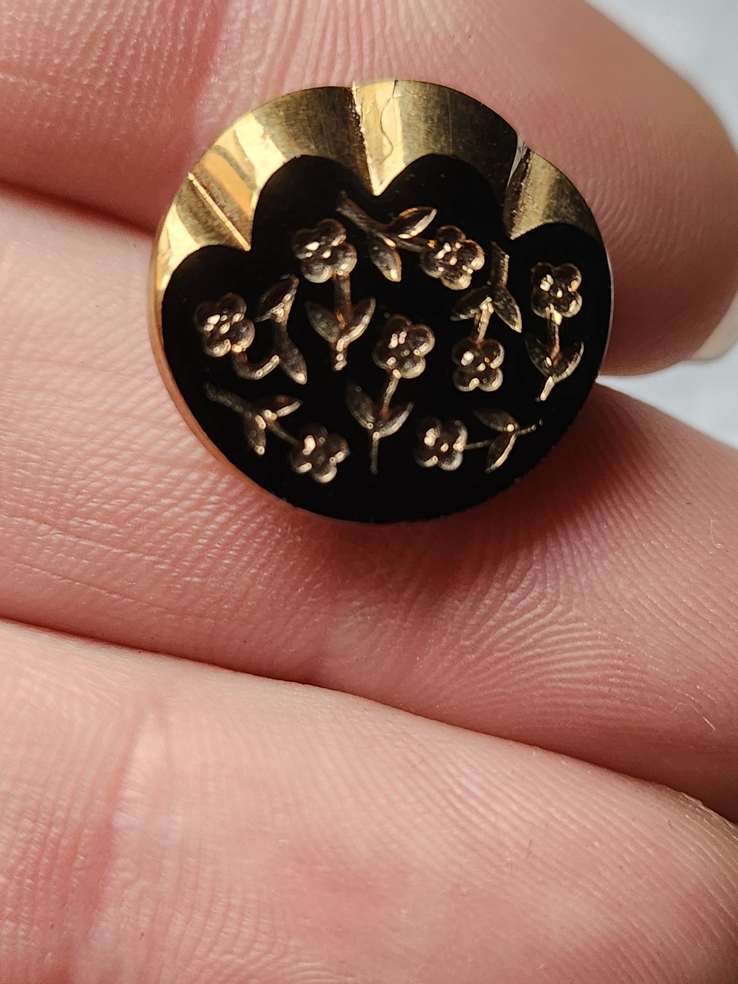 Ancien bouton en verre noir doré motif fleur pied 1,7 cm D4E