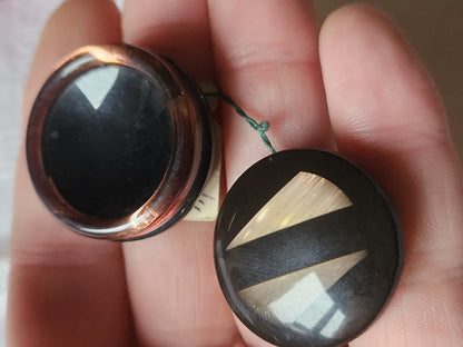 Duo gros boutons vintage inclusions reflet nacré jolis pied 2,8 et 2,9 cm ref 7084