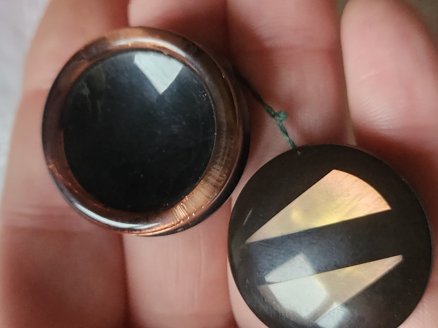 Duo gros boutons vintage inclusions reflet nacré jolis pied 2,8 et 2,9 cm ref 7084