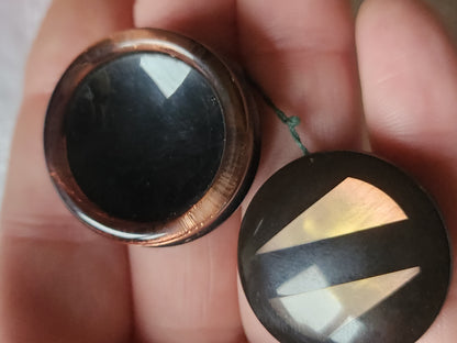 Duo gros boutons vintage inclusions reflet nacré jolis pied 2,8 et 2,9 cm ref 7084