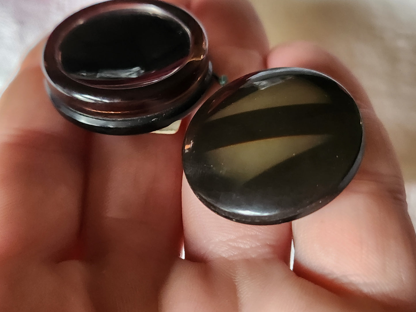 Duo gros boutons vintage inclusions reflet nacré jolis pied 2,8 et 2,9 cm ref 7084