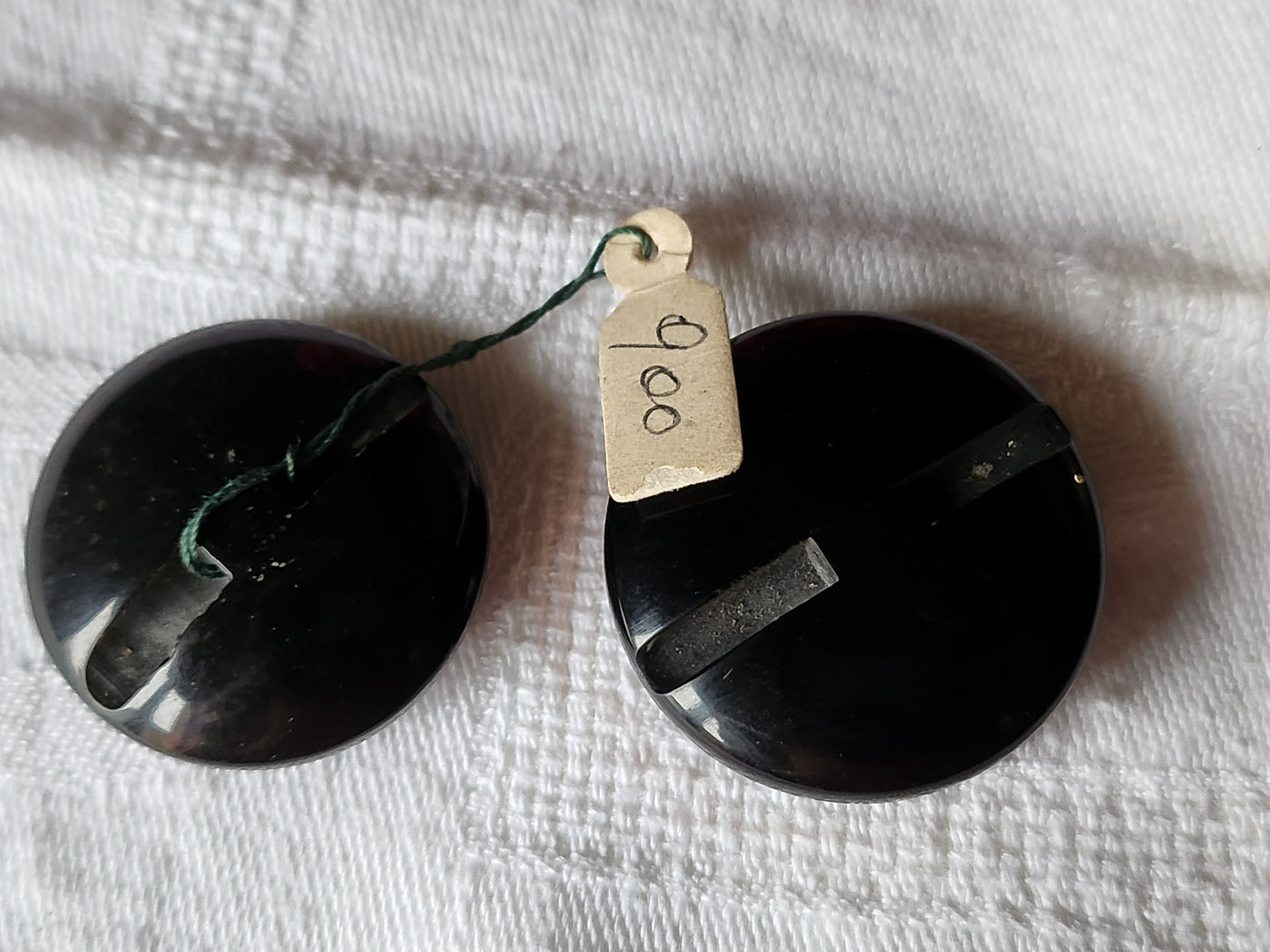 Duo gros boutons vintage inclusions reflet nacré jolis pied 2,8 et 2,9 cm ref 7084