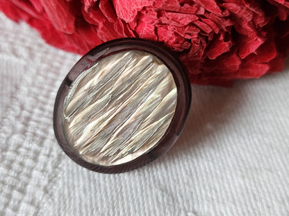Joli bouton vintage en nacre ovale strié 2,2 sur 1,8 cm D4O
