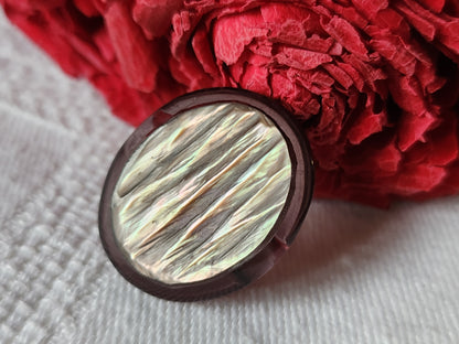 Joli bouton vintage en nacre ovale strié 2,2 sur 1,8 cm D4O