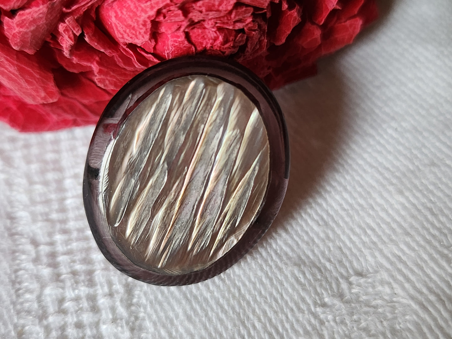 Joli bouton vintage en nacre ovale strié 2,2 sur 1,8 cm D4O