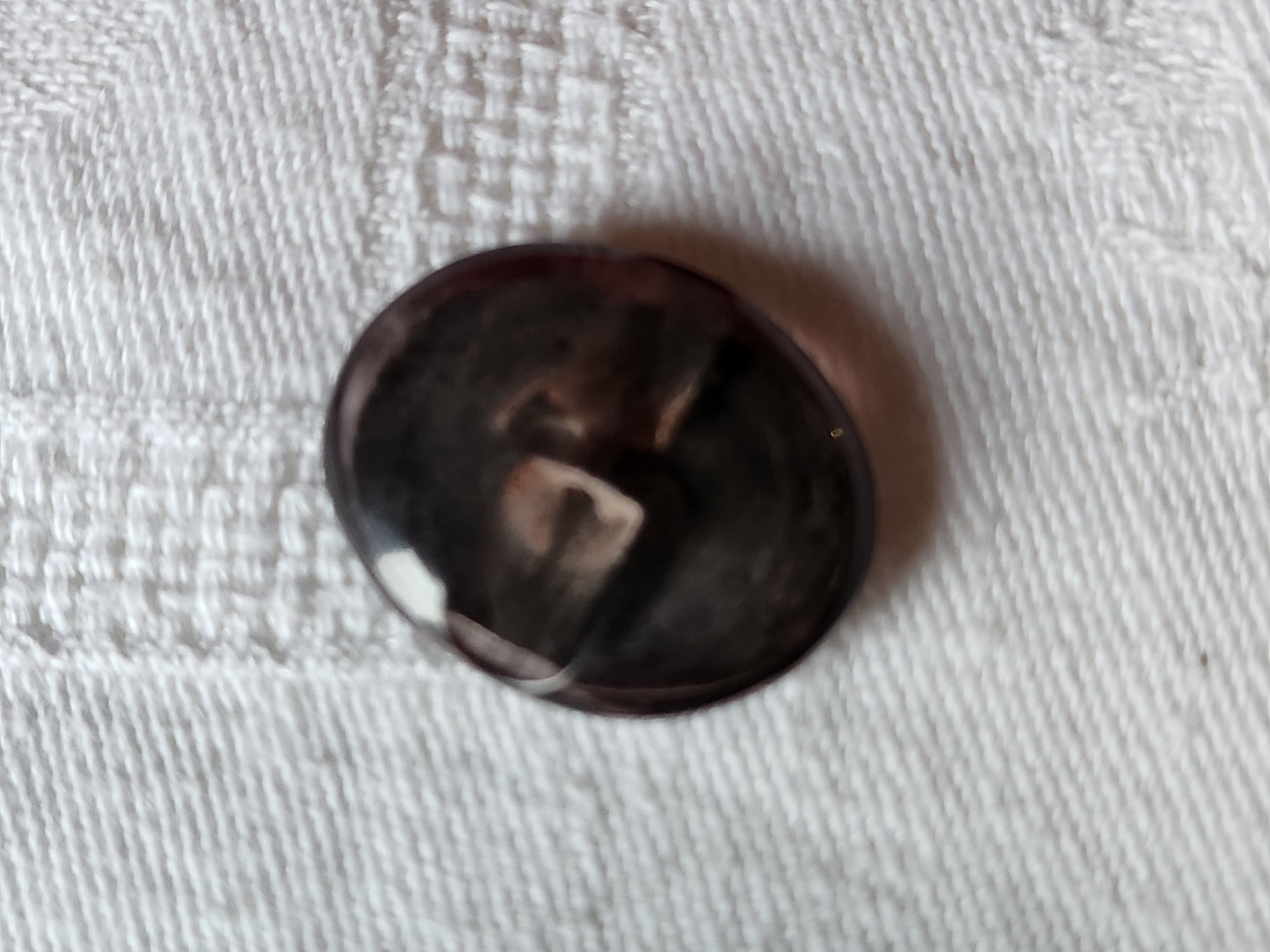Joli bouton vintage en nacre ovale strié 2,2 sur 1,8 cm D4O