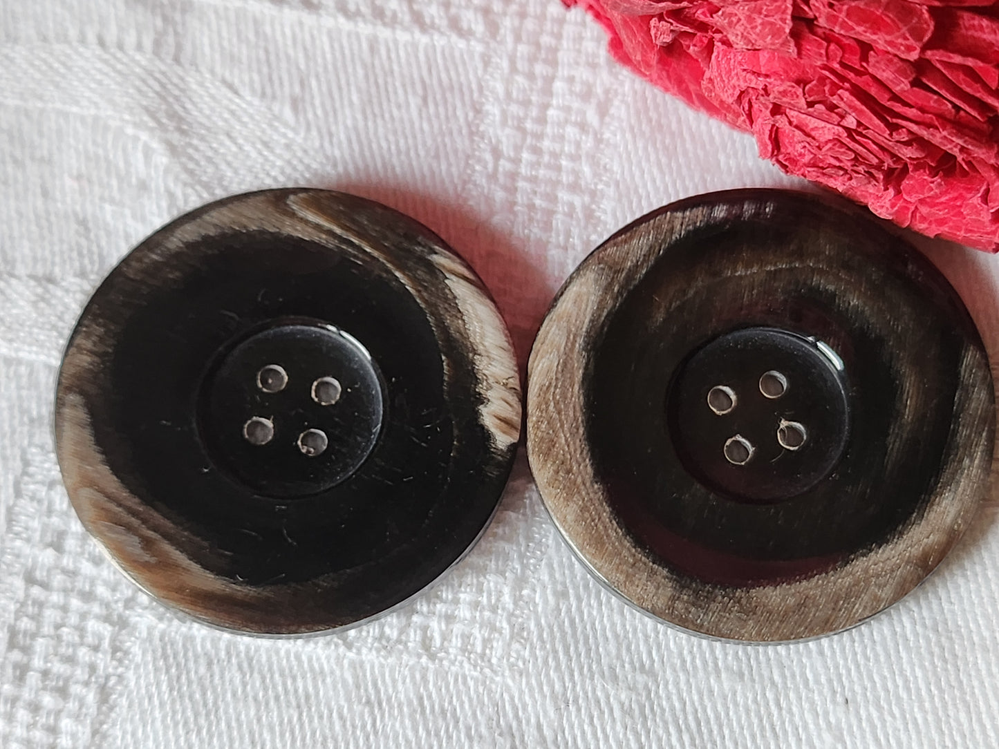 Duo boutons anciens en corne 3,6 cm trou ref 7085