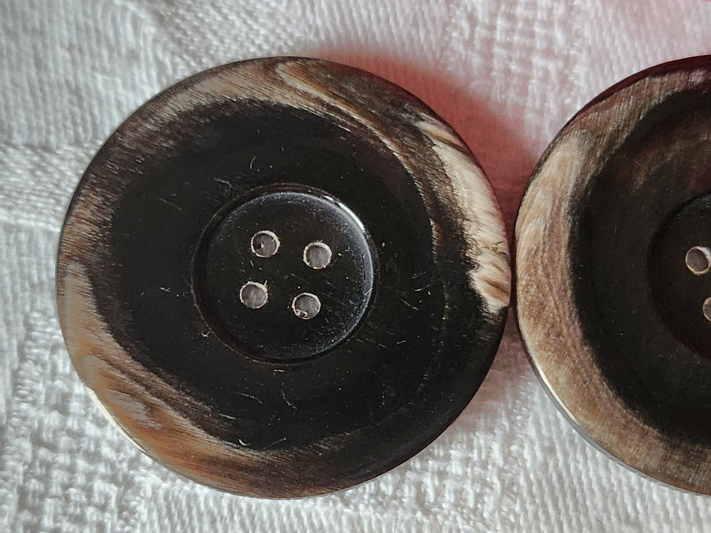 Duo boutons anciens en corne 3,6 cm trou ref 7085