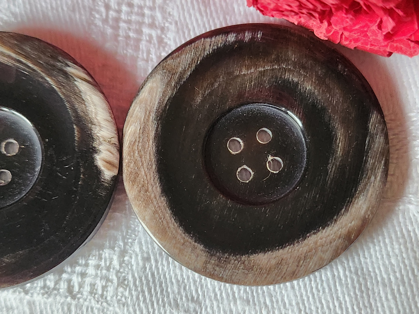 Duo boutons anciens en corne 3,6 cm trou ref 7085