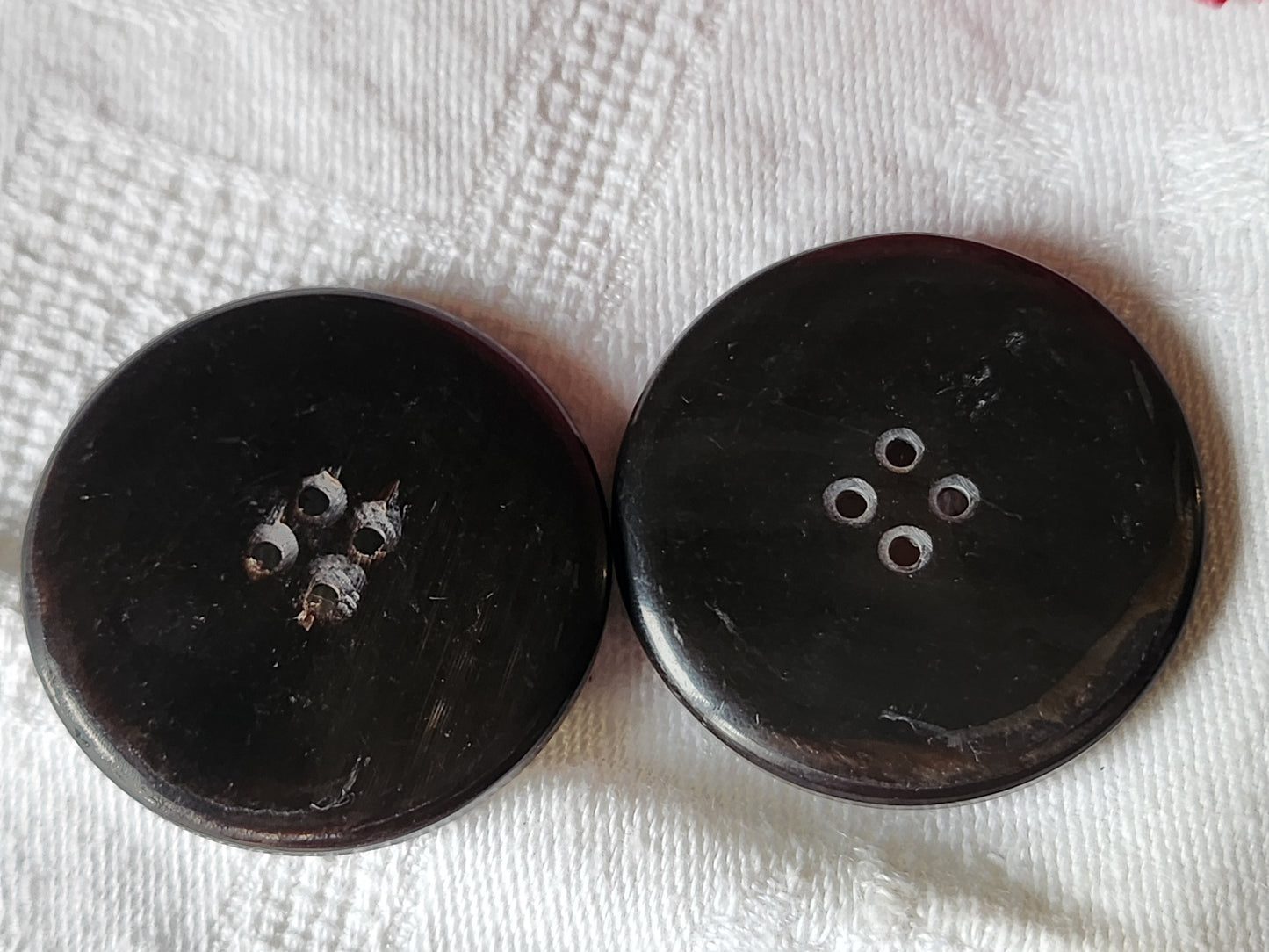 Duo boutons anciens en corne 3,6 cm trou ref 7085